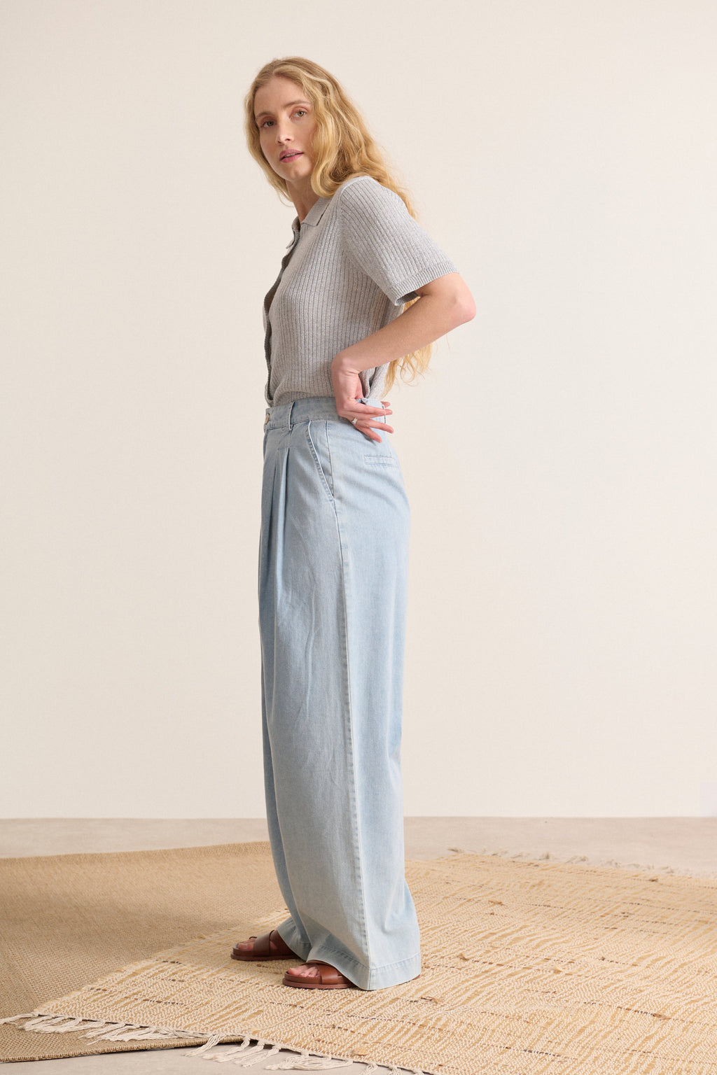 Pantalon bleu en chambray, plis sur le devant, coupe fluide et jambes larges, tendance et confortable