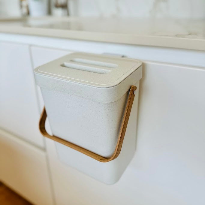 Cubo de Basura de Mesa de Plástico Reciclado 5L BODEN Blanco con Asa de Bambú