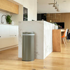 Papelera automática de cocina 42L SOHO Matt Taupe en acero inoxidable con flejes
