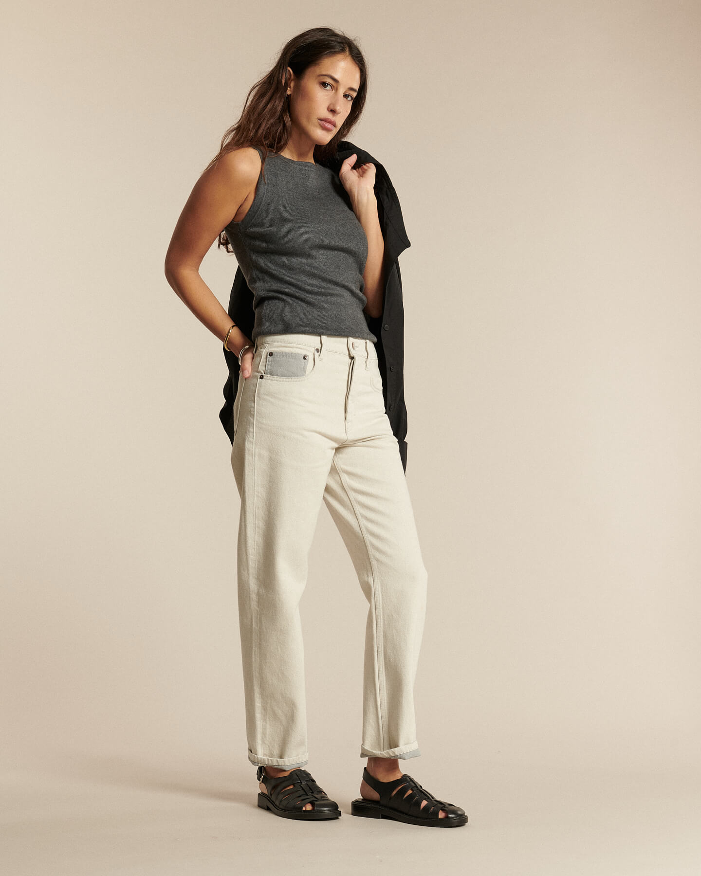 Jeans de mujer en denim 100% algodón en color granito natural, corte recto ligeramente holgado y textura cruda sin teñir, apto para todo tipo de cuerpo.