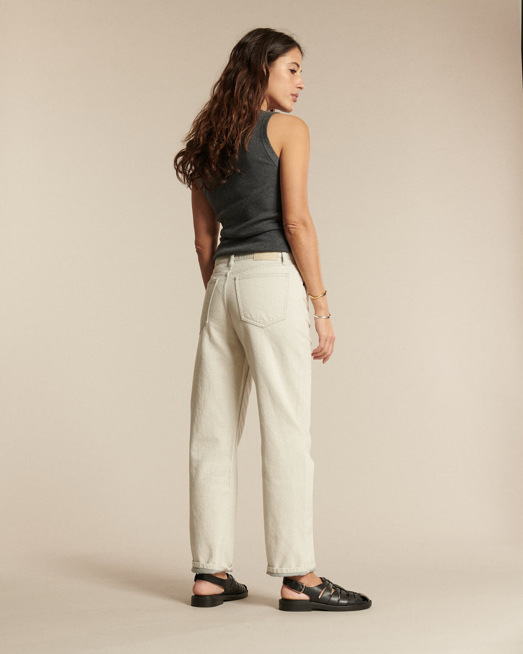 Jeans rectos en denim sin teñir en color granito claro, corte clásico con cintura alta, material 100% algodón apto para todo tipo de cuerpo femenino.
