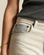 Jeans de mujer en denim 100% algodón, color granito sin teñir, corte recto entallado, material rígido y cómodo, ideal para todas las morfologías.