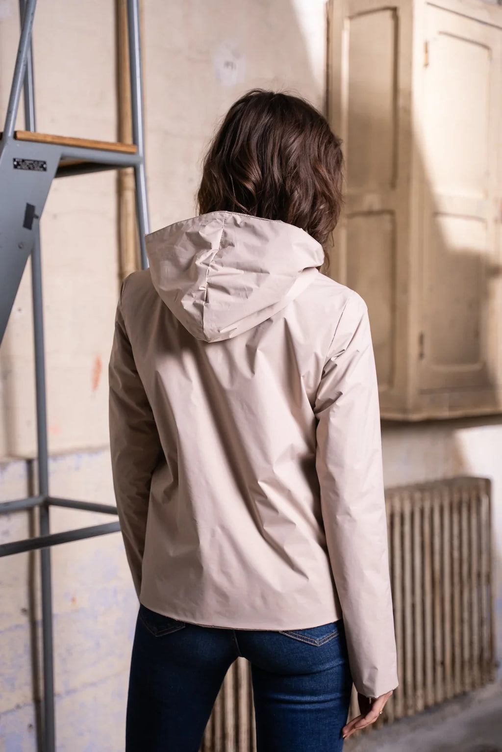 Kurzer Regenmantel Mandy – Beige/Gold