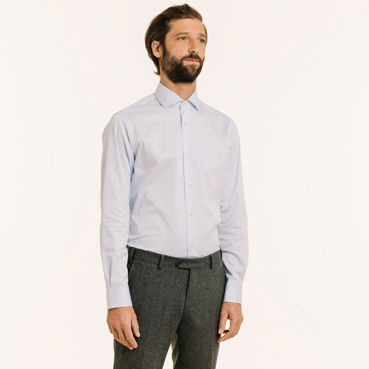 Hast – Sky Blue Two-Ply Twill Shirt, bearded man wearing a light blue shirt and grey trousers