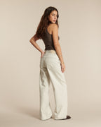 Jean femme en denim non teinté de couleur granit claire, coupe large et droite, matière 100 % coton offrant un tombé fluide et confortable, adapté à toutes les morphologies.
