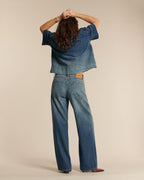 Jean femme en denim 100% coton avec dégradé de couleur bleu sunfade, coupe droite et taille haute, offrant un confort adapté à toutes les morphologies.