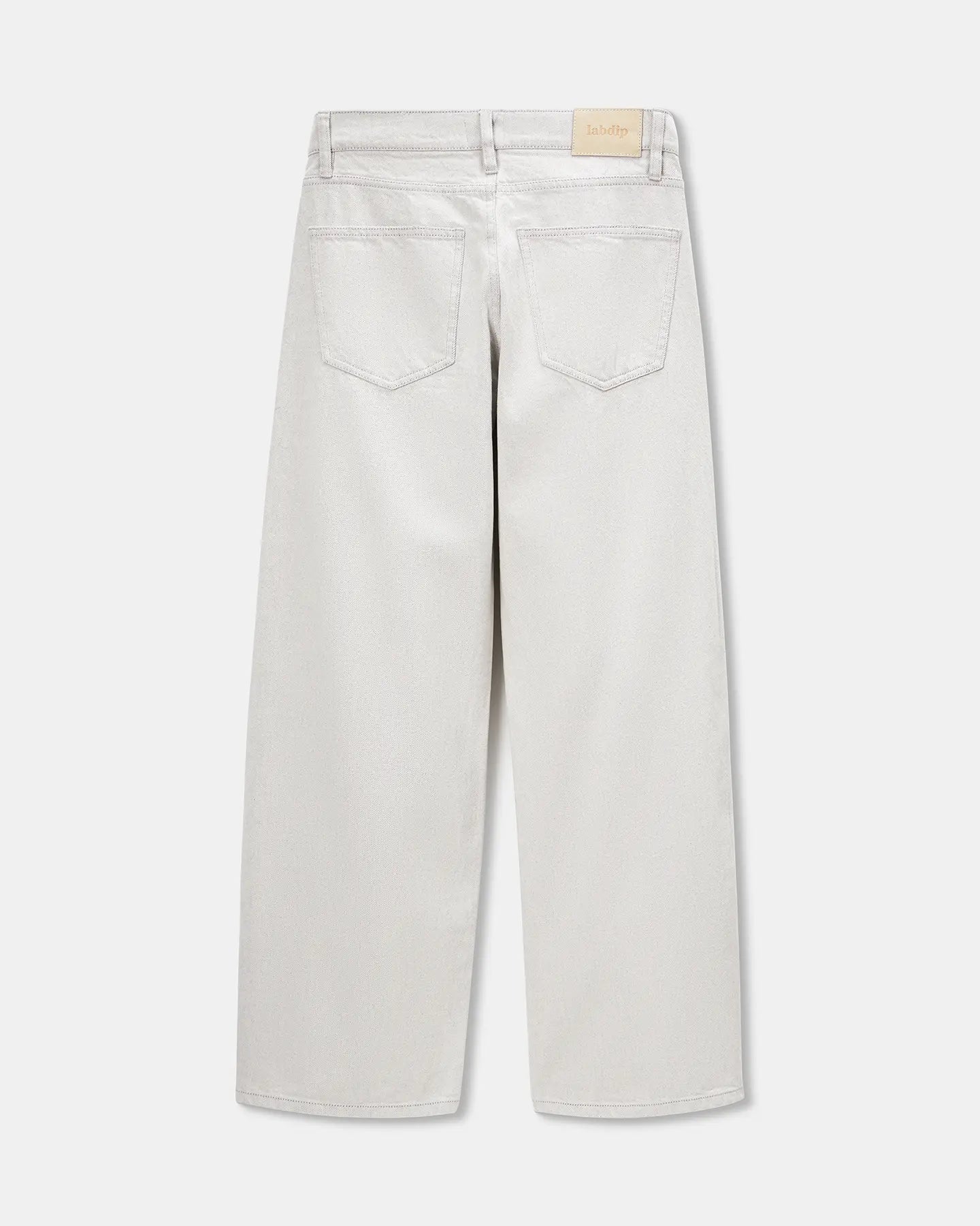 Jean femme en denim 100 % coton non teinté de couleur granit clair, coupe droite et ample, idéal pour un style décontracté et confortable.