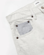 Jean femme en denim 100 % coton non teinté, couleur granit clair avec poche avant contrastée, coupe droite et ajustée, matière robuste et confortable.