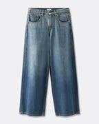 Jean pour femme en denim Tencel bleu délavé avec coupe large et droite, offrant un confort léger et une adaptabilité à toutes les morphologies.