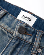 Jean en denim bleu délavé en coton, coupe droite avec finition effet dégradé soleil, matériau doux et confortable pour femme.