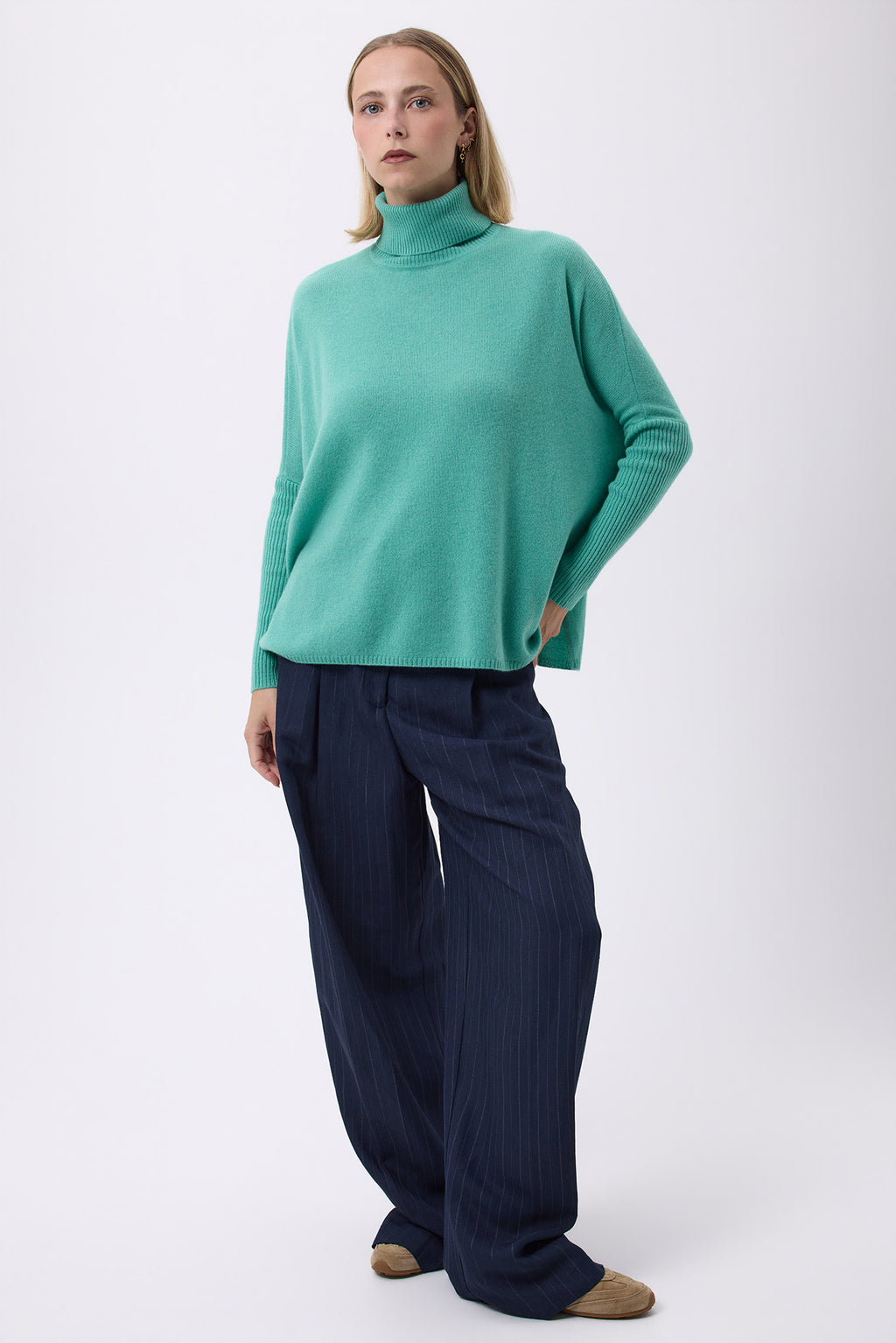 Sweter Poncho z Golfem Rolanda - Pastelowa zieleń - Damski