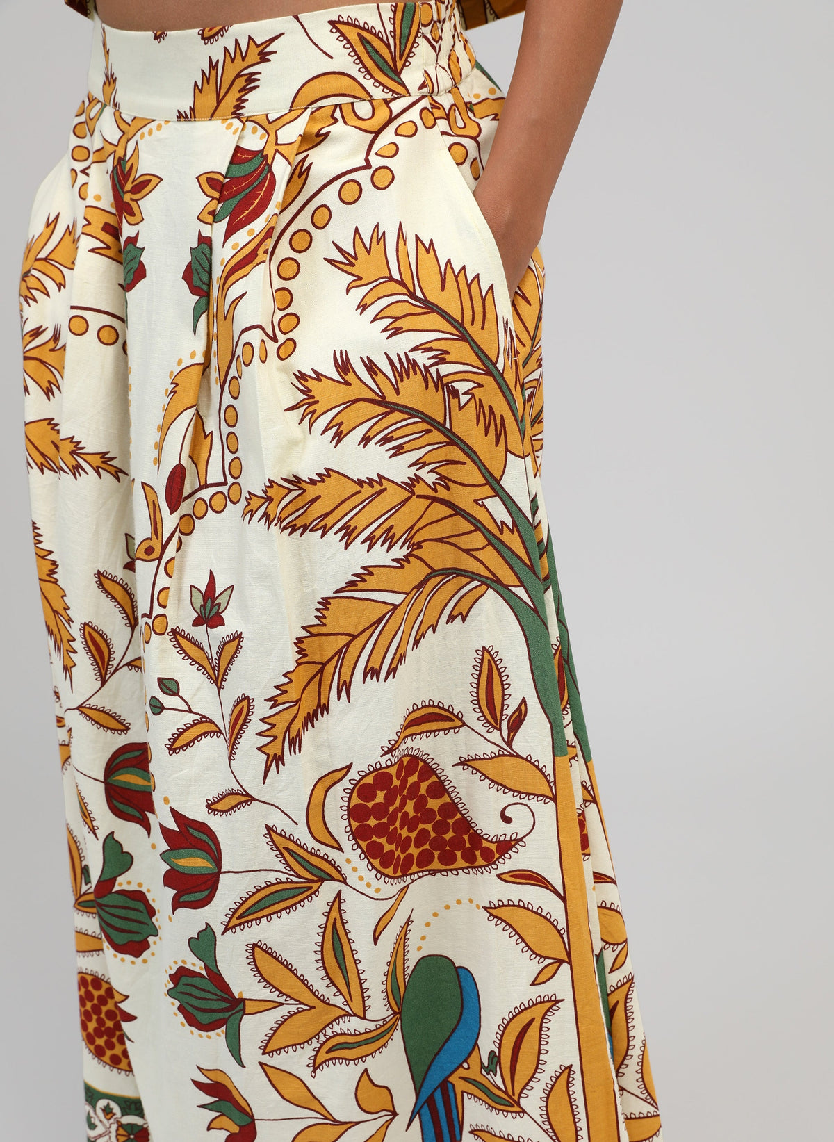 An'ge – Gonna Lunga Rosalina Tropico Jaune, pantaloni fluidi con motivi floreali e uccelli, indossati da una modella