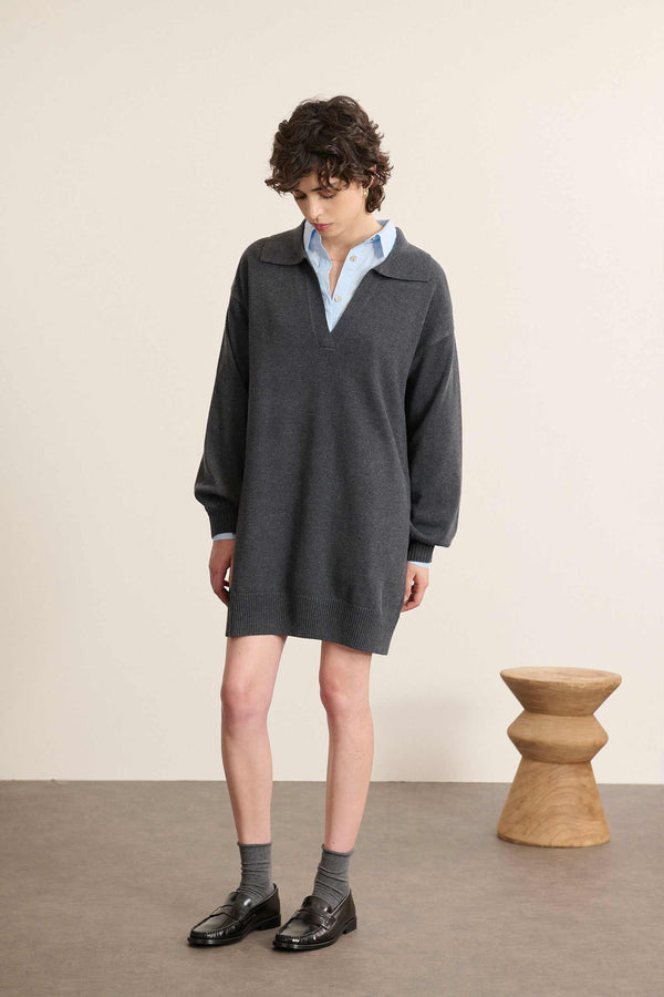 BIBA, cuello polo de punto acanalado, abertura parcial delantera con tapeta sin botones para un estilo limpio.