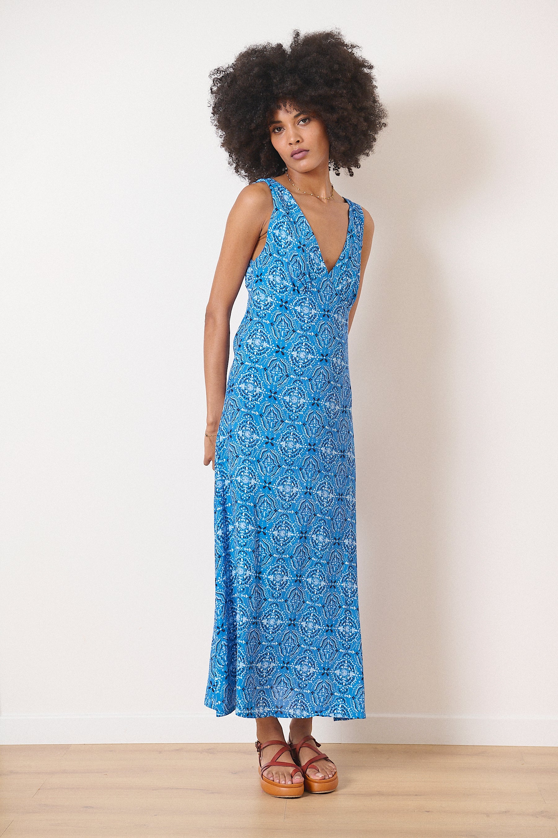Robe légère et élégante printemps été sans manches encolure en V dos plongeant moderne fluide et raffinée