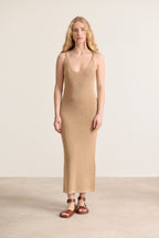 Conjunto de verano ligero y elegante, vestido largo de malla ceñido con tirantes anudados y escote en pico, idea de outfit para invitada de boda 