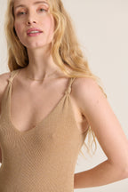 Vestido de punto largo midi con lazos en los tirantes y color dorado ideal para eventos de noche de verano 