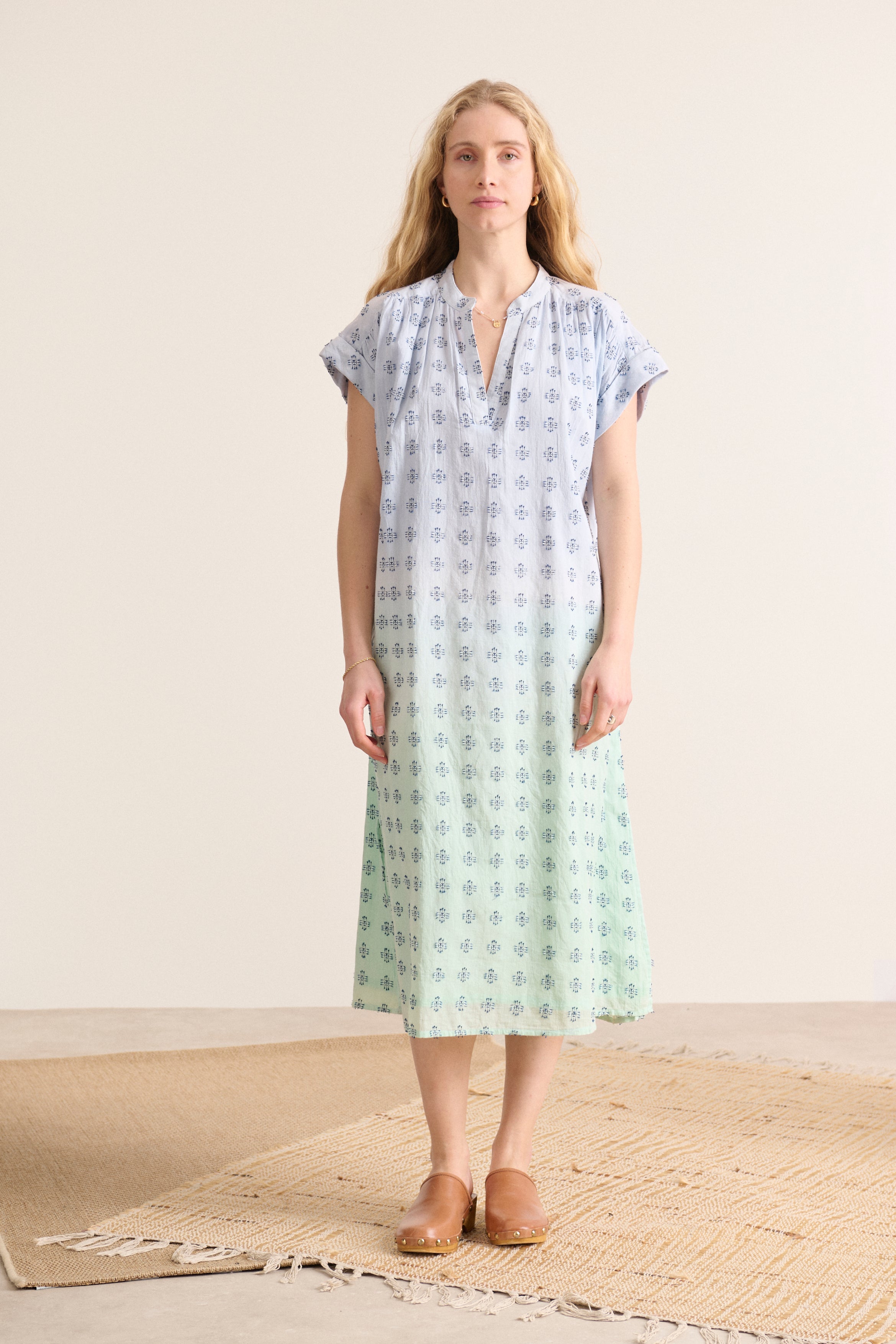 Vestido midi de corte holgado con estampado de plumetis dip tinte en azul y manga corta ropa mujer Garance Paris 