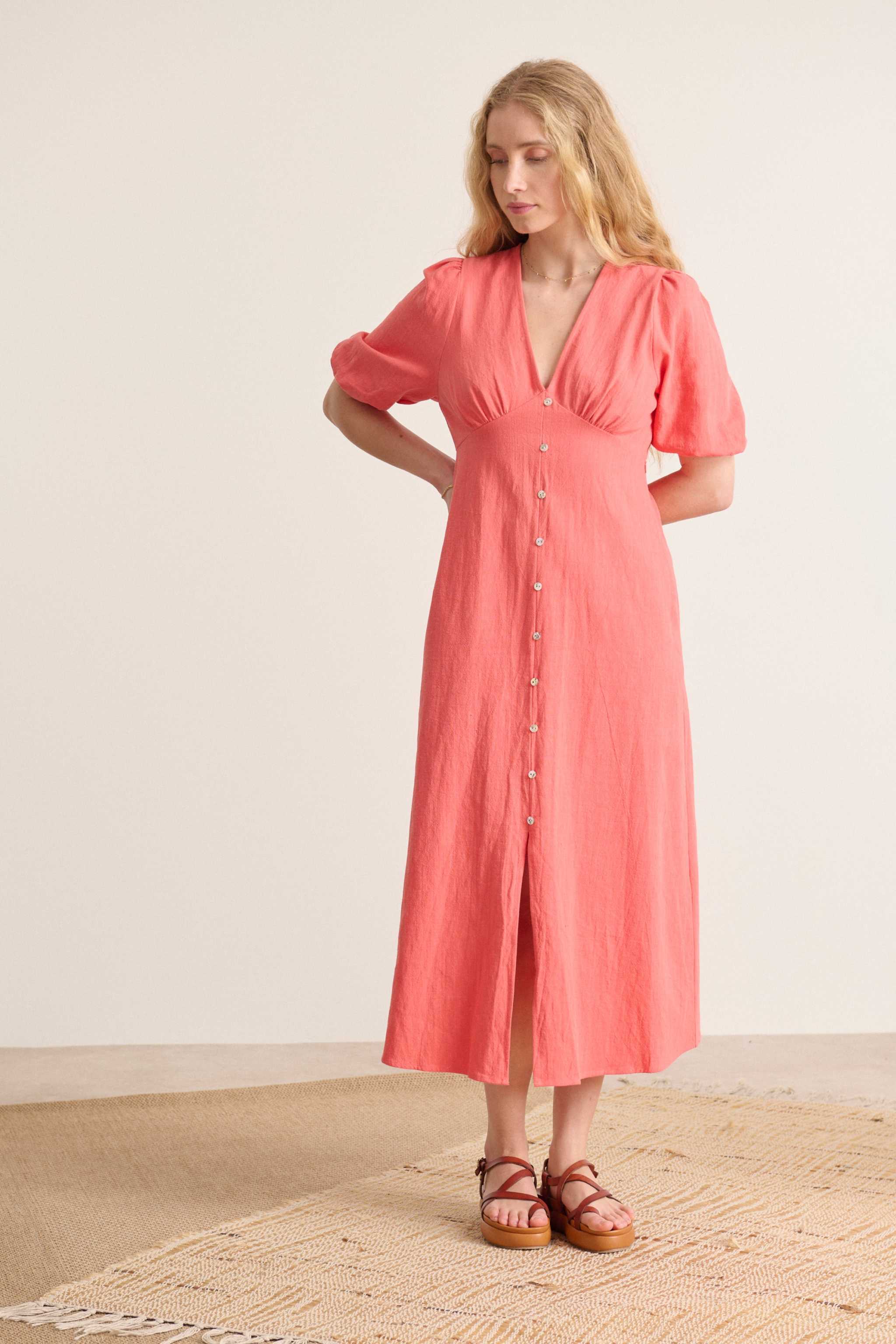 Robe longue fluide et idéale pour l'été avec découpes encolure en V fente à l'avant et fermeture éclair invisible 
