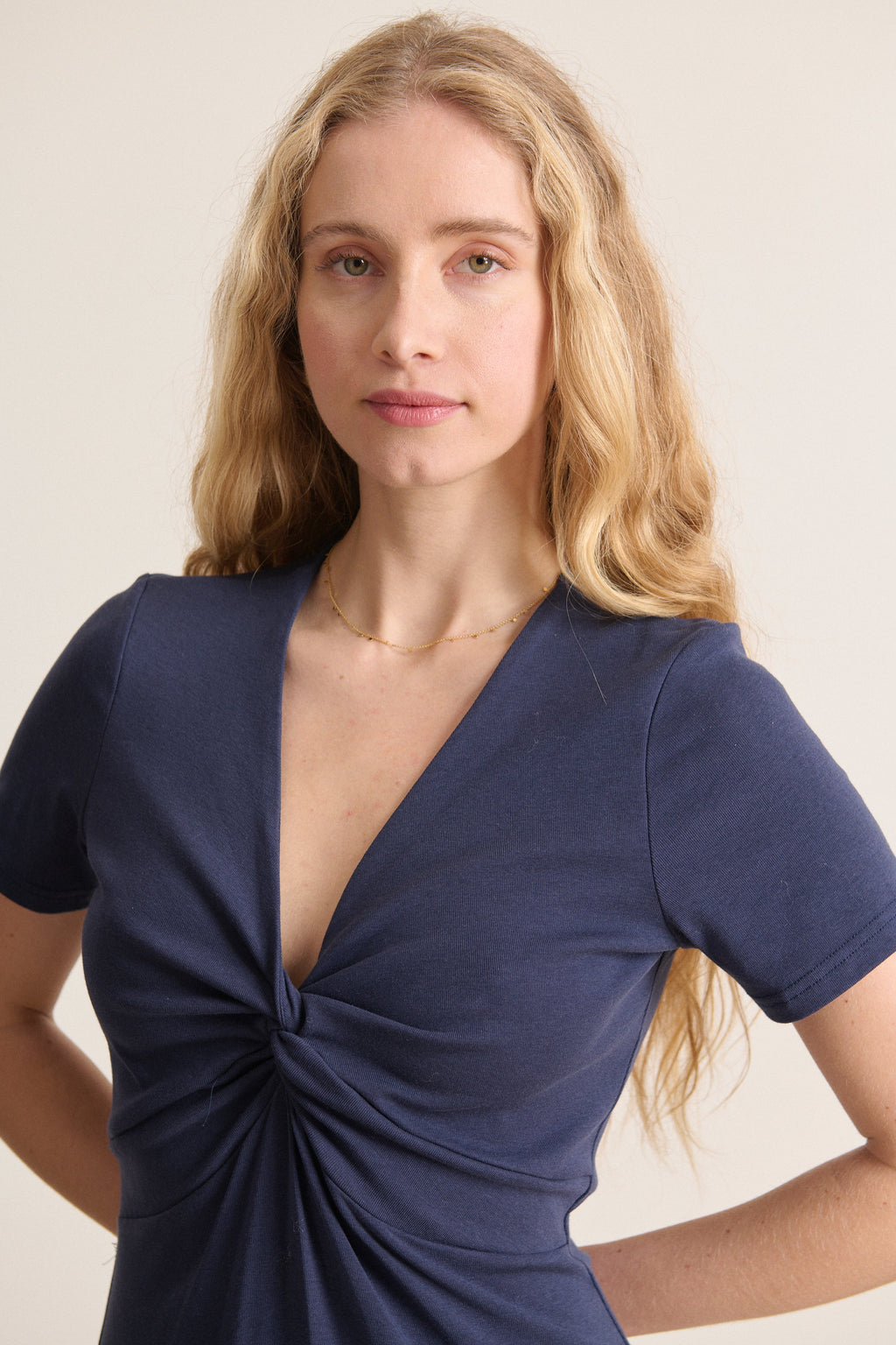Navy colored tight-fitting dress with slits on the sides with a bow at the front, midi length, brand Garance Paris 