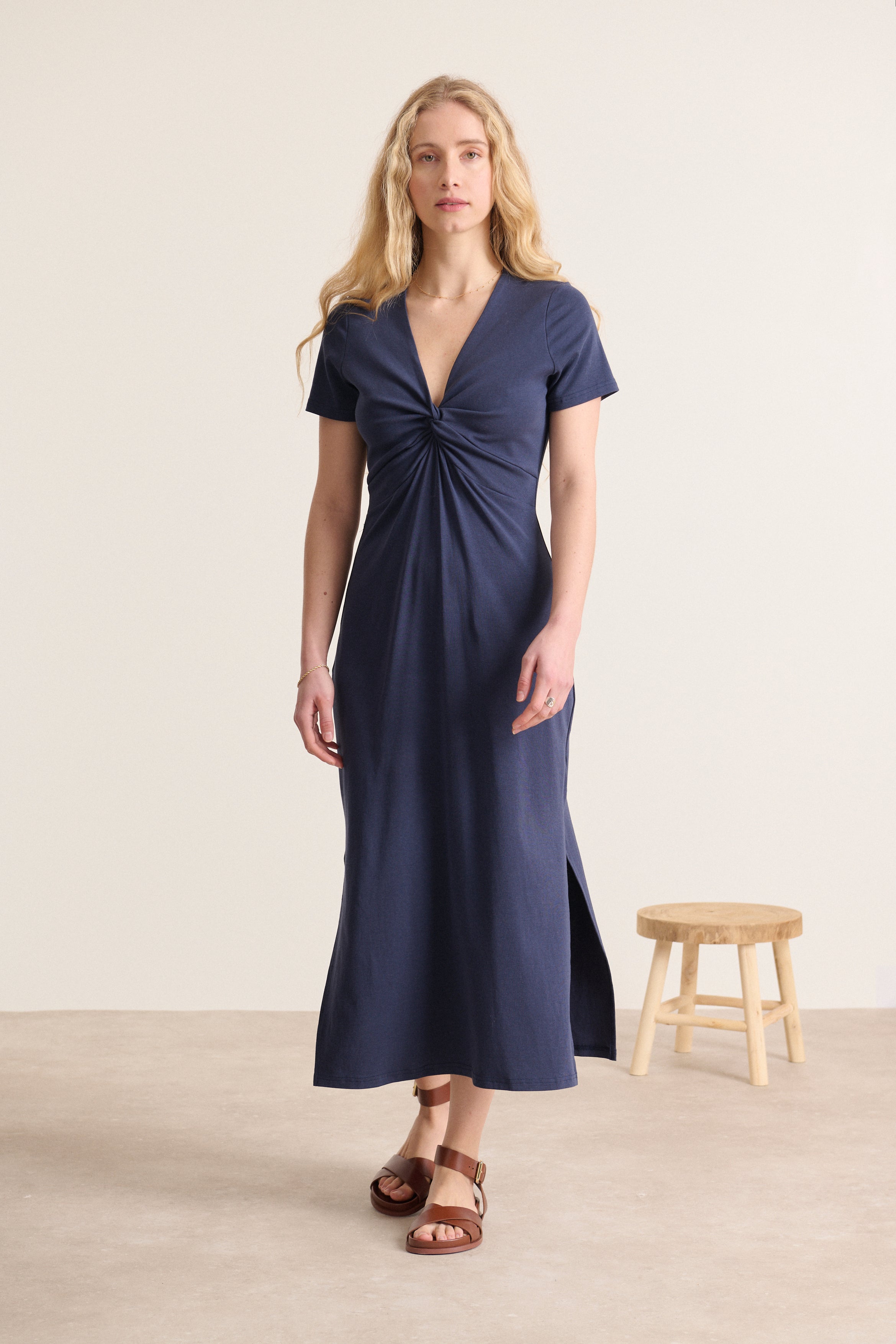 Midi dress with bow at the front, V-neck, short sleeves, close-fitting cut with slits on the sides, navy color