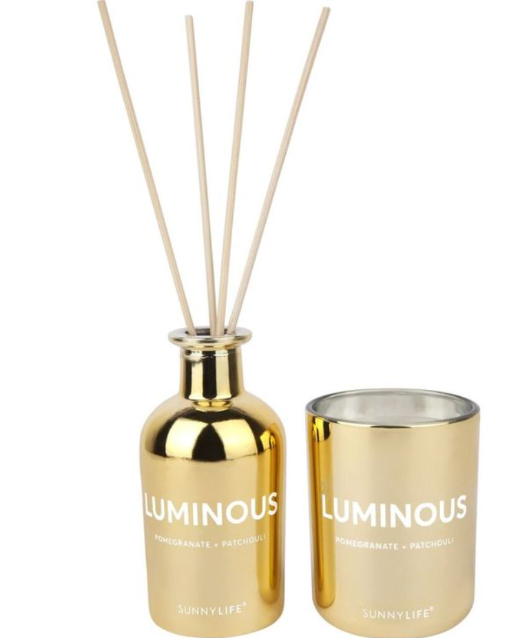Juego de velas y difusor de luz.