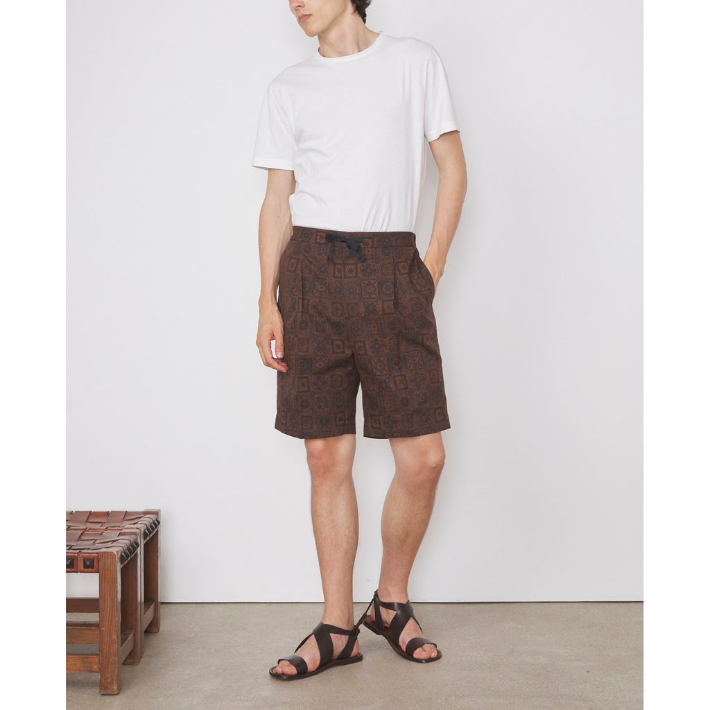 Officine Générale – Short Hughes - Marron/Vert/Rouge - Homme, mannequin masculin portant un short marron à motifs et un t-shirt blanc
