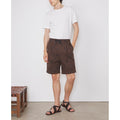 Officine Générale – Short Hughes - Marron/Vert/Rouge - Homme, mannequin masculin portant un short marron à motifs et un t-shirt blanc