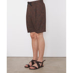 Officine Générale – Short Hughes - Marron/Vert/Rouge - Homme, short marron à motifs géométriques porté par un homme, vue de profil