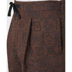 Officine Générale – Short Hughes - Marron/Vert/Rouge - Homme, gros plan sur un pantalon marron à motifs, avec un pli