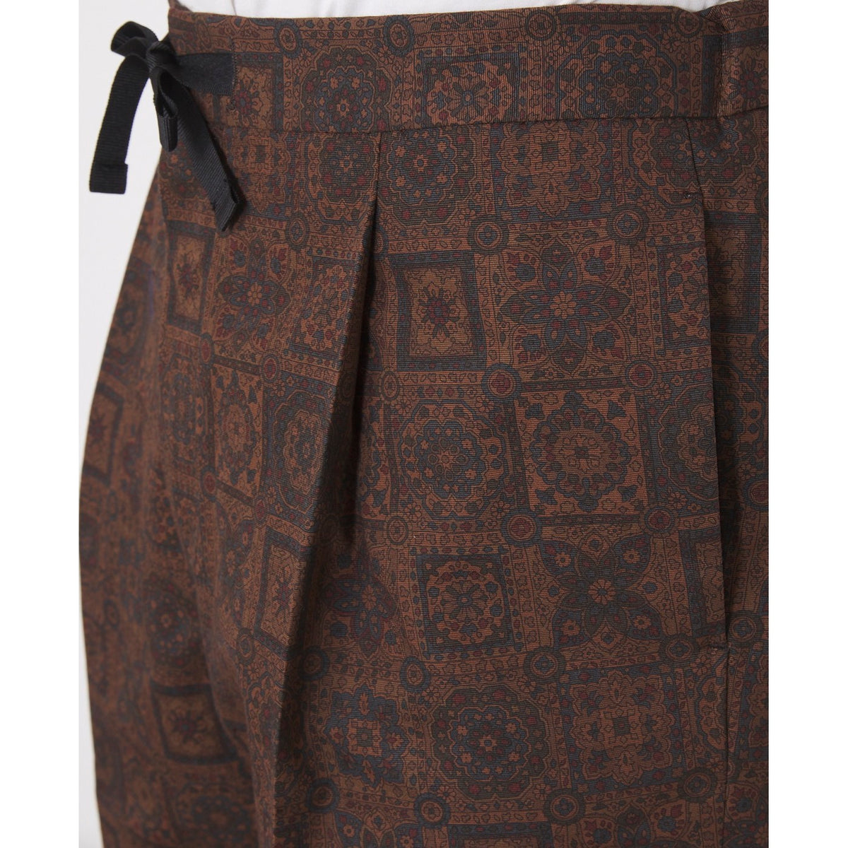 Officine Générale – Short Hughes - Marron/Vert/Rouge - Homme, gros plan sur un pantalon marron à motifs, avec un pli