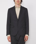 Officine Générale – Veste 375 - Gris Foncé - Homme, mannequin homme portant un costume gris anthracite et une chemise beige