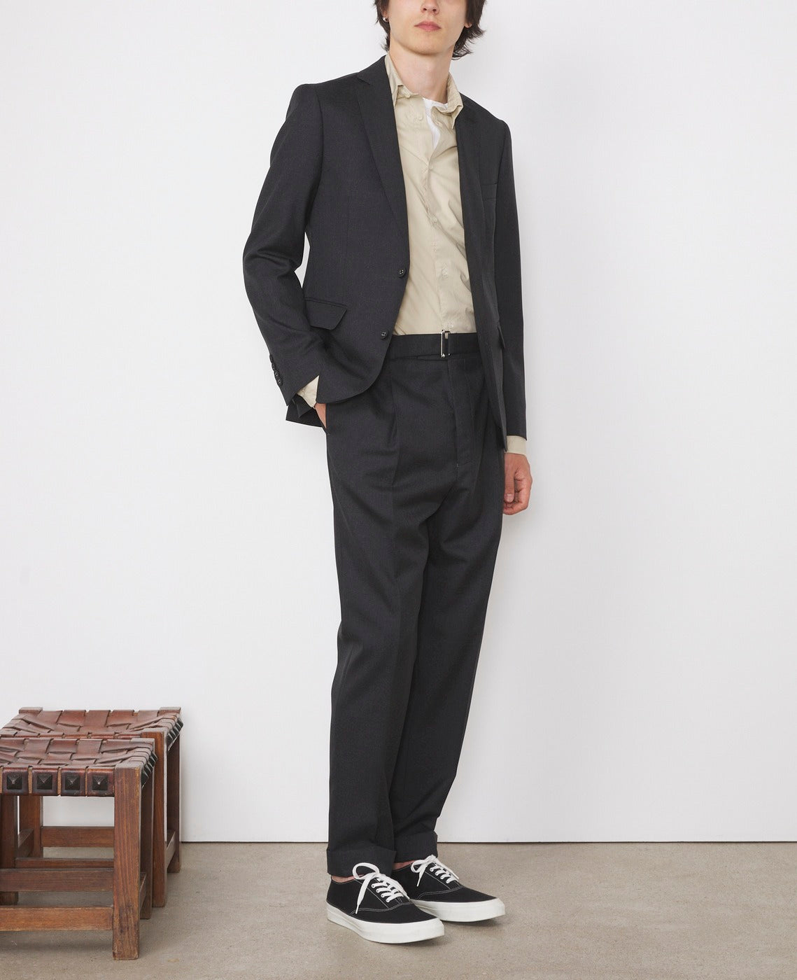 Officine Générale – Veste 375 - Gris Foncé - Homme, mannequin portant un costume gris anthracite et une chemise beige