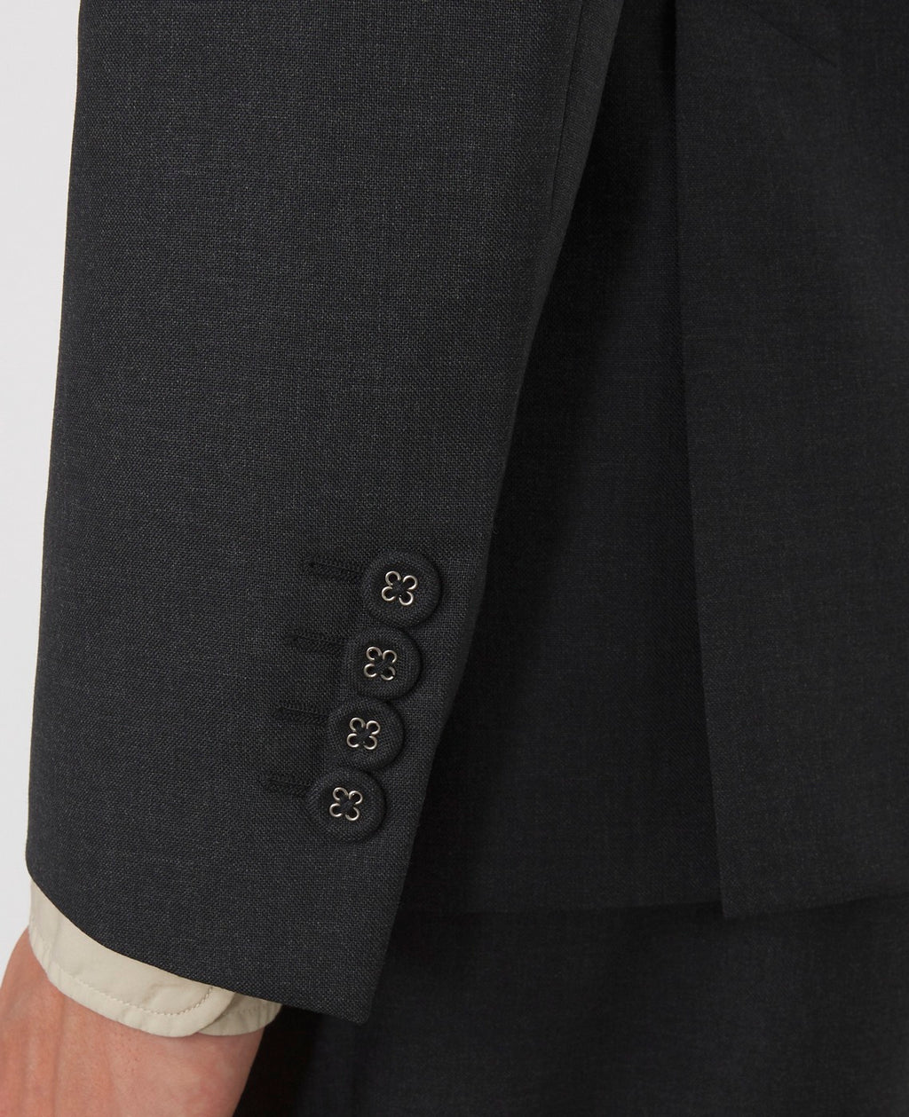 Officine Générale – Veste 375 - Gris Foncé - Homme, gros plan sur le poignet d'une veste de costume grise avec des boutons