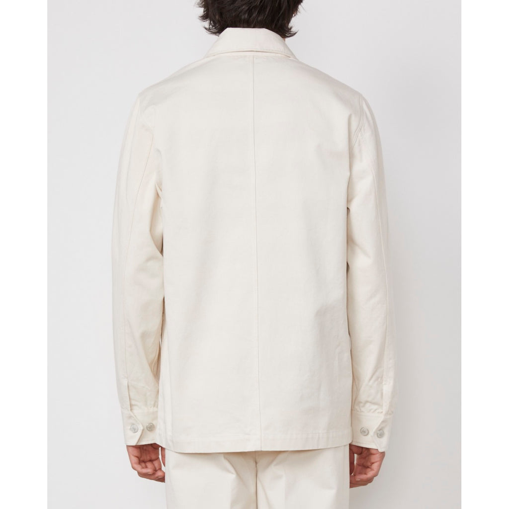 Officine Générale – Veste Simeon - Écru - Homme, veste de travail en coton blanc cassé portée de dos par un homme