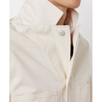 Officine Générale – Veste Simeon - Écru - Homme, gros plan sur le col et le haut d'une veste en coton beige clair