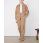 Officine Générale – Pantalon Sally - Cigare - Femme, mannequin portant un ensemble veste et pantalon beige en coton, de face