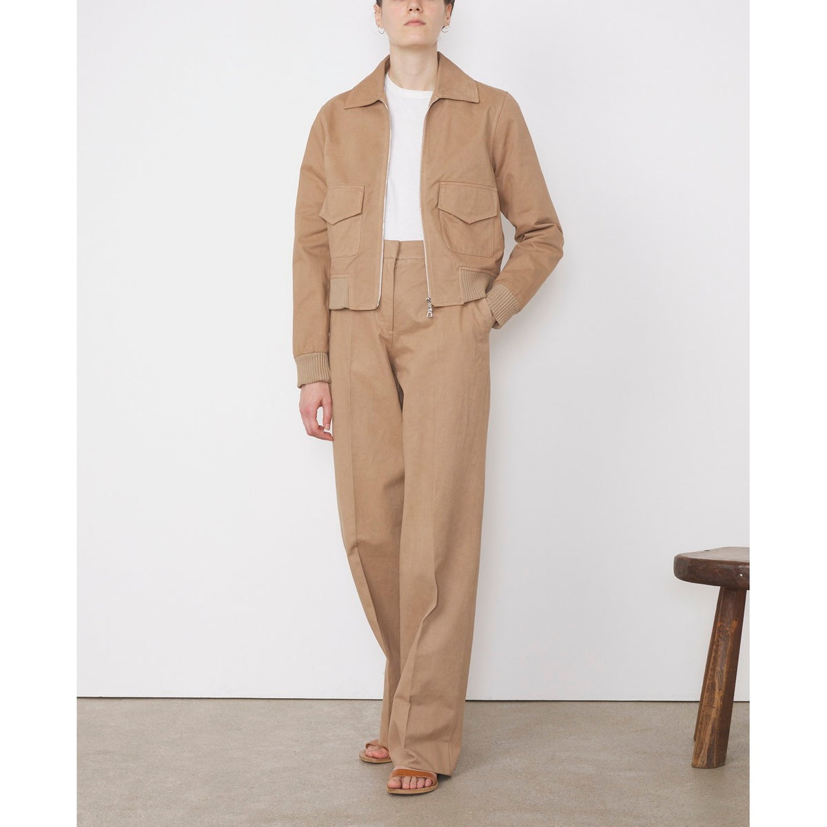 Officine Générale – Pantalon Sally - Cigare - Femme, mannequin portant un ensemble veste et pantalon beige en coton, de face