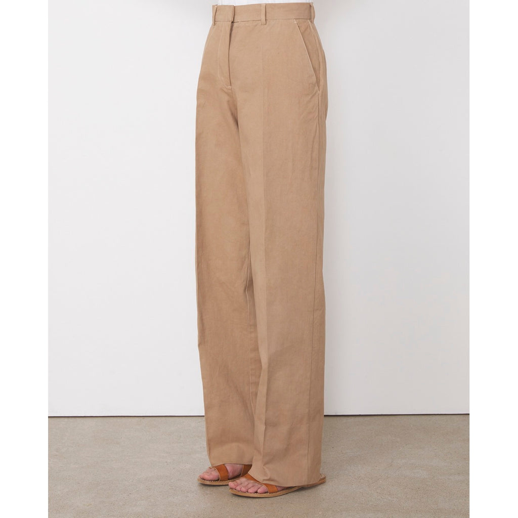 Officine Générale – Pantalon Sally - Cigare - Femme, pantalon large beige porté par un mannequin, vue de profil