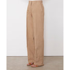 Officine Générale – Pantalon Sally - Cigare - Femme, pantalon large beige porté par un mannequin, vue de profil