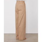 Officine Générale – Pantalon Sally - Cigare - Femme, pantalon large beige porté par un mannequin, vue de dos, en studio