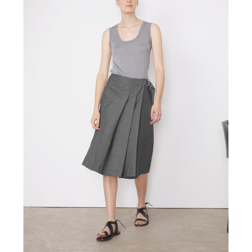 Officine Générale – Débardeur Esra - Gris - Femme, mannequin femme portant un débardeur gris et une jupe plissée grise