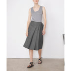 Officine Générale – Débardeur Esra - Gris - Femme, mannequin femme portant un débardeur gris et une jupe plissée grise