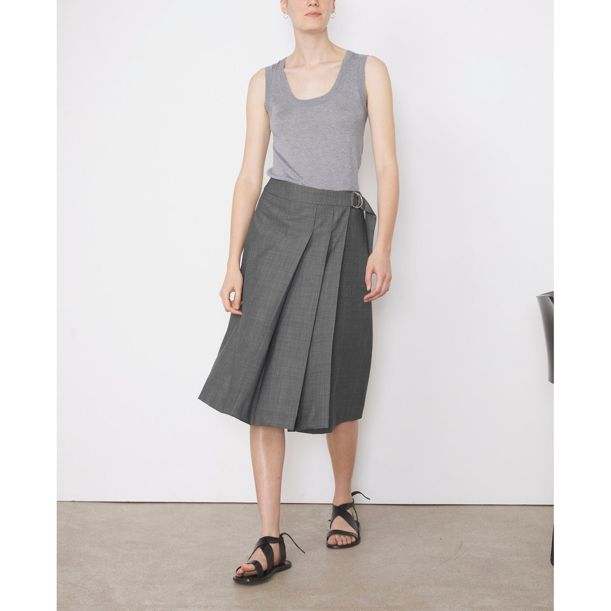 Officine Générale – Débardeur Esra - Gris - Femme, mannequin femme portant un débardeur gris et une jupe plissée grise