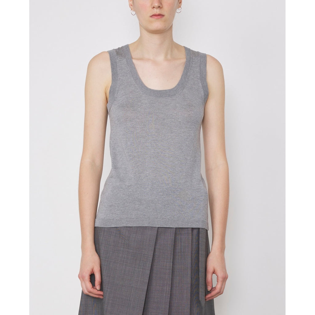 Officine Générale – Débardeur Esra - Gris - Femme, débardeur gris en maille porté par un mannequin, vue de face