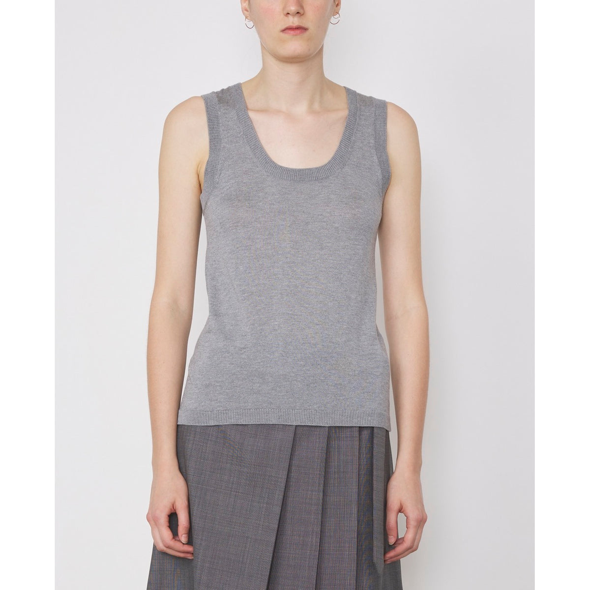 Officine Générale – Débardeur Esra - Gris - Femme, débardeur gris en maille porté par un mannequin, vue de face