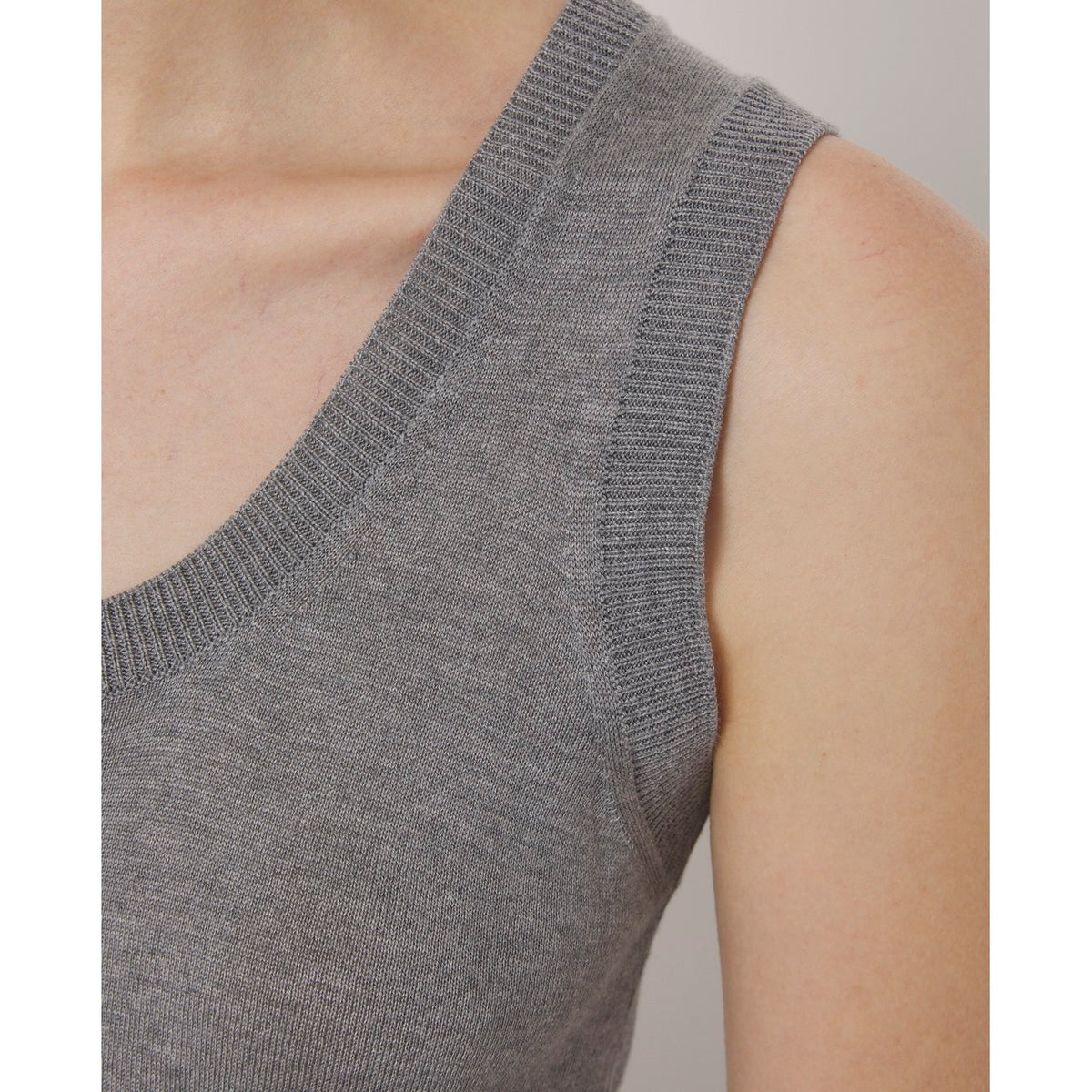 Officine Générale – Débardeur Esra - Gris - Femme, gros plan sur l'épaule d'un mannequin portant un débardeur gris en maille fine