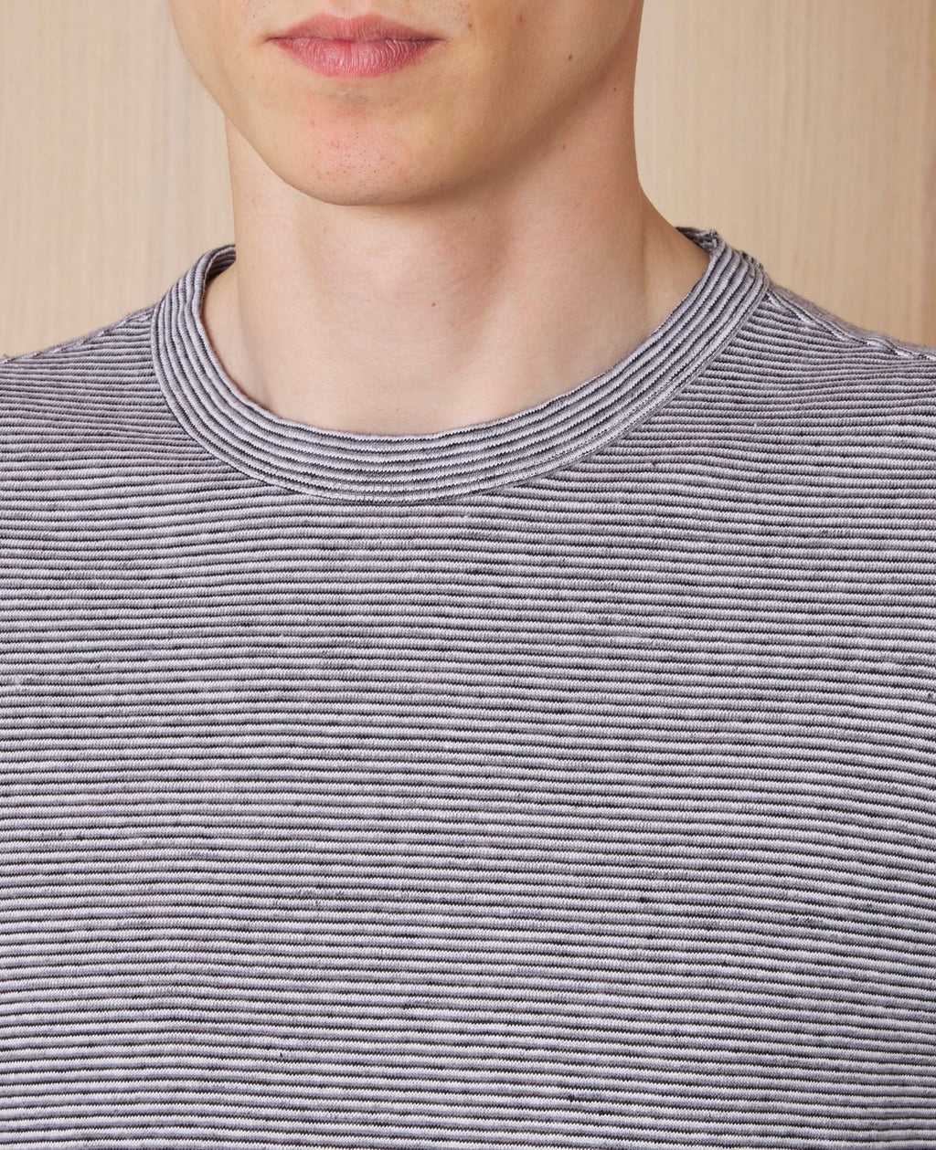 Officine Générale – T-Shirt Manches Courtes - Multicolore - Homme, t-shirt gris et blanc rayé porté par un homme, vue de face