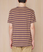 Officine Générale – T-Shirt Manches Courtes - Kaki Anglais/Jacinthe - Homme, t-shirt rayé marron et violet porté par un homme, vue de dos