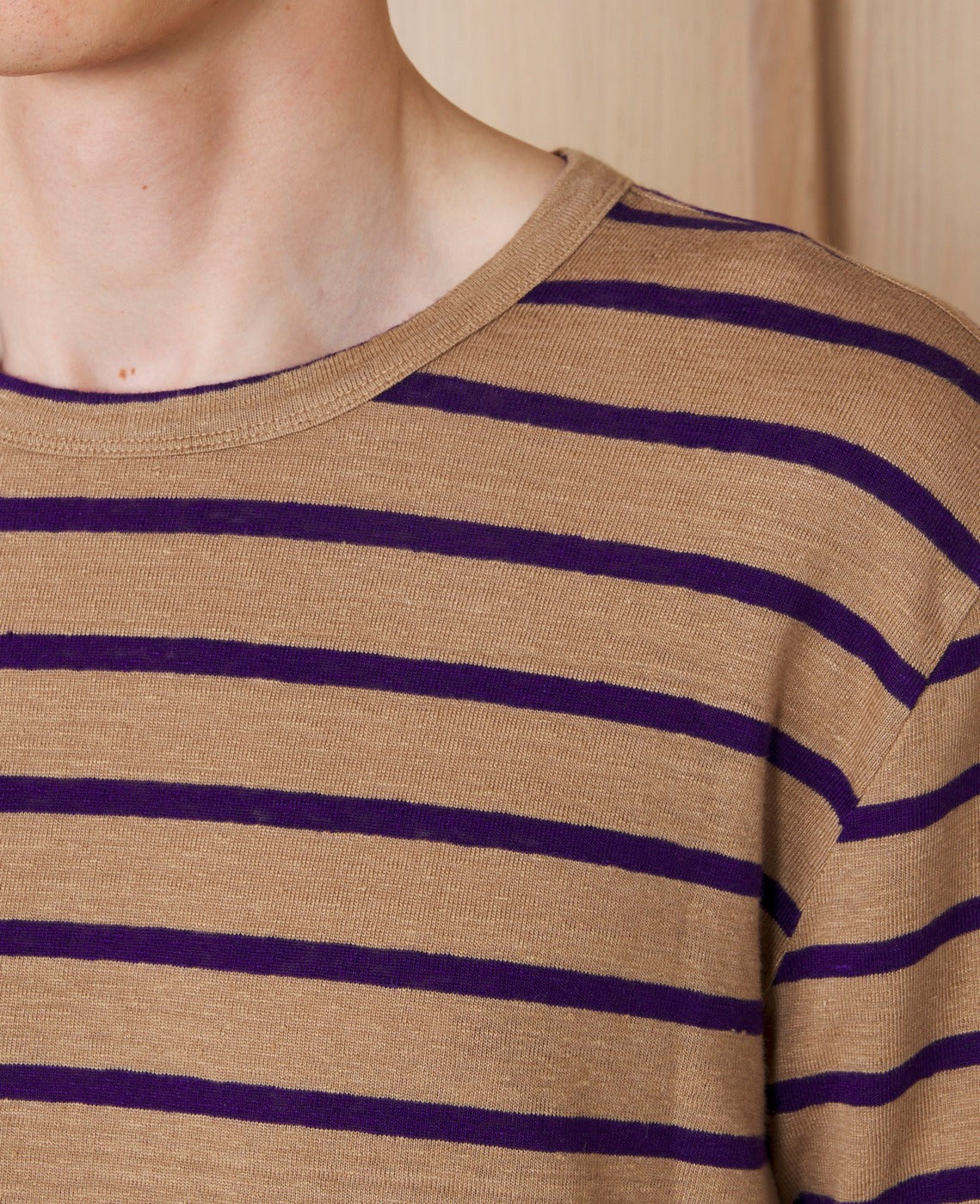 Officine Générale – T-Shirt Manches Courtes - Kaki Anglais/Jacinthe - Homme, haut du corps d'un homme portant un t-shirt rayé beige et violet
