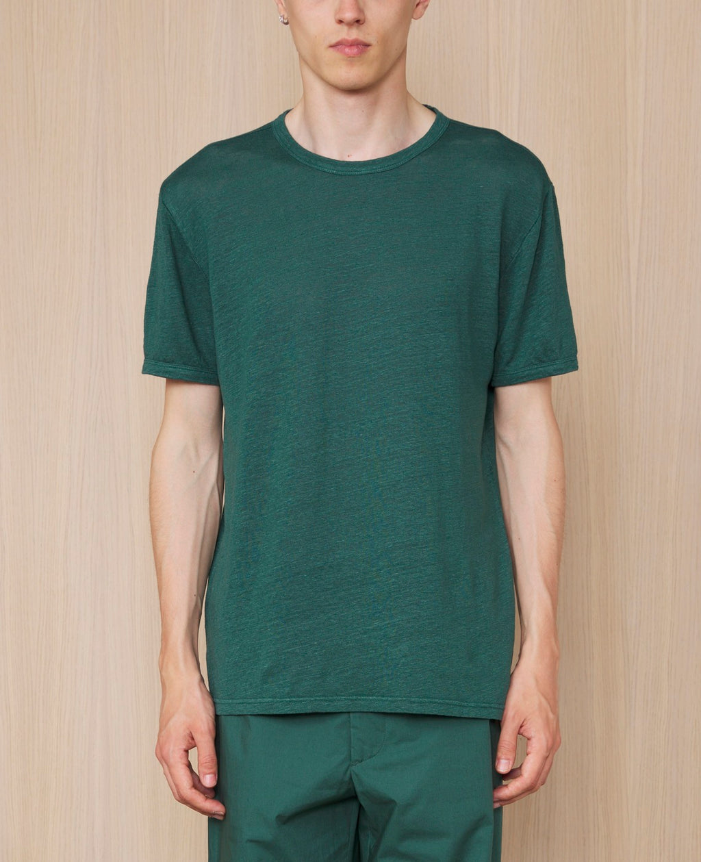 Officine Générale – T-Shirt Manches Courtes - Émeraude - Homme, t-shirt vert foncé en lin porté par un mannequin de face
